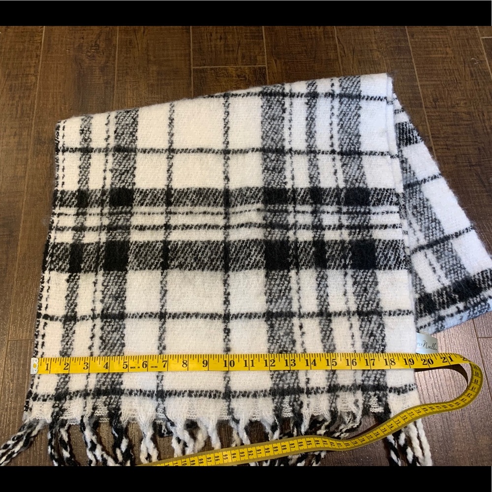 Noelle Thick Winter Blanket Scarf 🧣 B&W Plaid - Picture 5 of 8